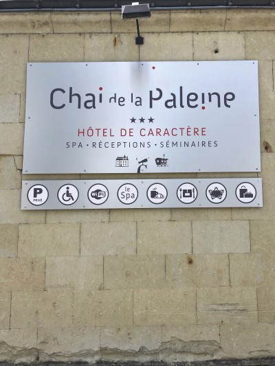 IMG_6895 Enseigne de l'Hotel Le chai de la Paleine réalisée par Elographic